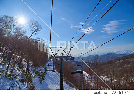 群馬県川場村の川場スキー場のリフト上から西側(仙ノ倉山,谷川岳方面)の風景 72561075