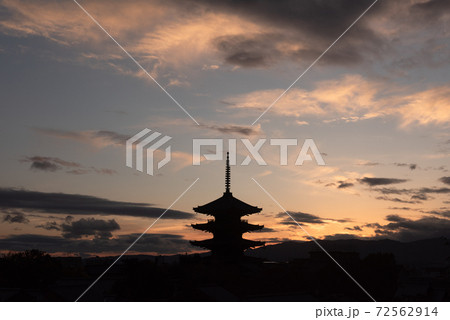 京都の夕暮れ 72562914