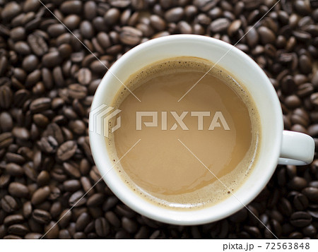 カフェオレとコーヒー豆 72563848