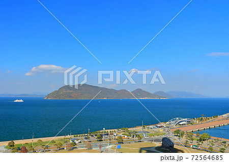 【香川県】晴天下の高松港と女木島 【香川県】晴天下の高松港と女木島 72564685