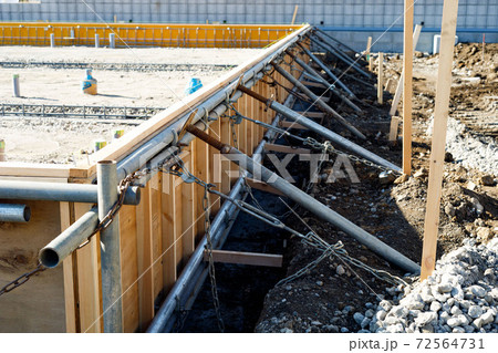 新店舗建設工事現場 基礎工事 新店舗建設工事現場 基礎工事 72564731