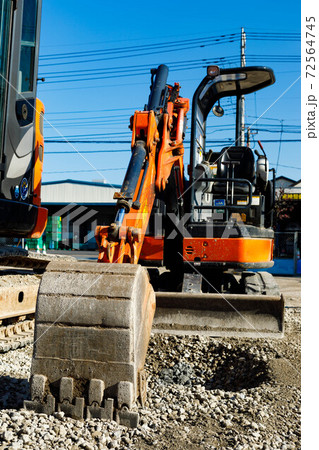 建設工事現場　建設機械ショベルカー　パワーショベル　バックホー 72564745
