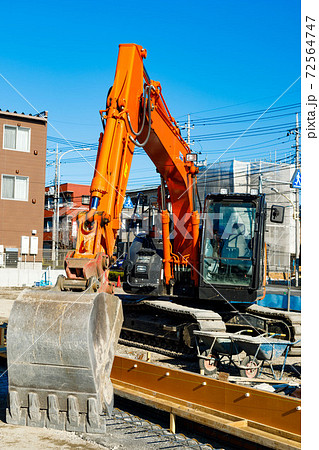 建設工事現場 建設機械ショベルカー パワーショベル バックホーの写真素材