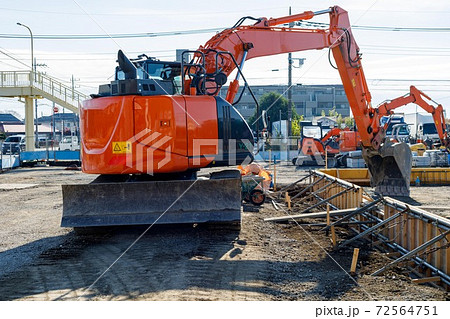 コンビニ建設工事現場 建設機械ショベルカー パワーショベル バックホーの写真素材