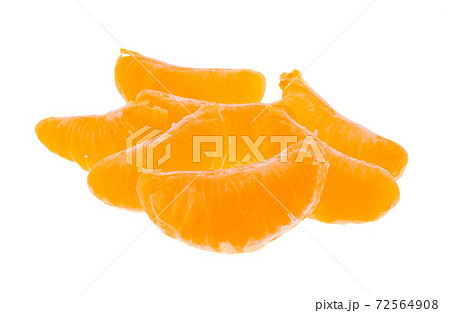 tangerine slices isolated 72564908