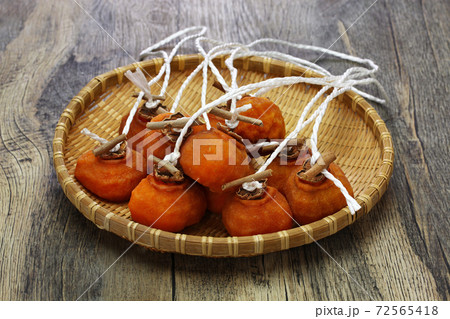 干し柿の作り方 72565418