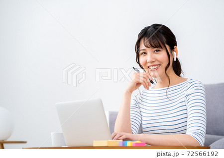 リビングでテレワーク中の若い女性 リビングでテレワーク中の若い女性 72566192