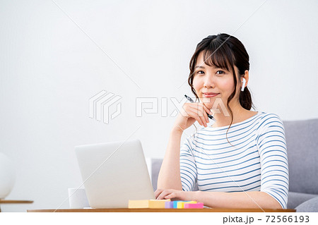 リビングでテレワーク中の若い女性 リビングでテレワーク中の若い女性 72566193