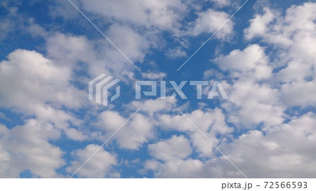 青空に描く 絵の具のような白い雲の写真素材