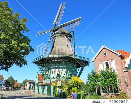 販売最安■ オランダ ザーンセ・スカンス 緑色の家 風景写真 額縁付 A3 自然、風景