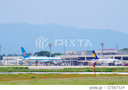 米子鬼太郎空港を滑走路側から見た風景 … 鳥取県 境港市（薄曇り） 72567524