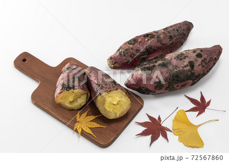 白バックで紅葉を添えた焼いも 72567860