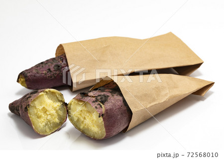 紙袋に入れた石焼き芋 72568010