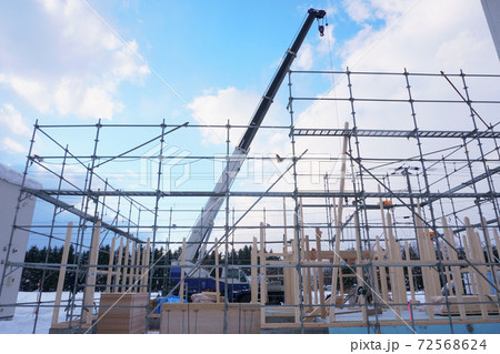北海道の冬の住宅建築工事現場 北海道の冬の住宅建築工事現場 72568624