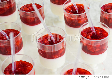 The strawberry panna cotta in a candy bar The strawberry panna cotta in a candy bar 72571368