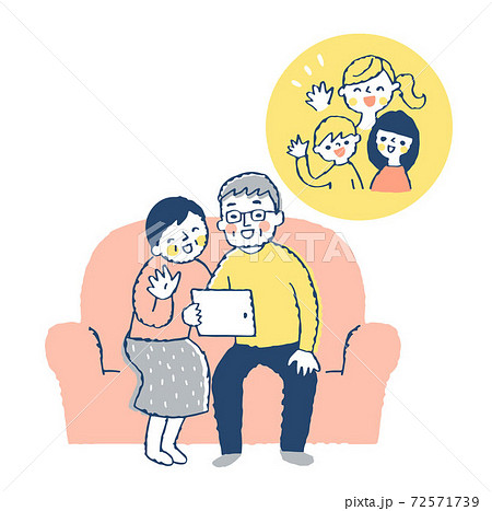 タブレット端末で会話する家族 72571739