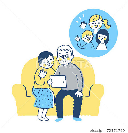 タブレット端末で会話する家族 72571740