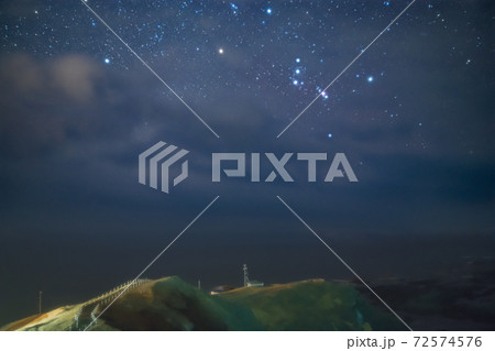襟裳岬　雲間に浮かぶオリオン座 72574576