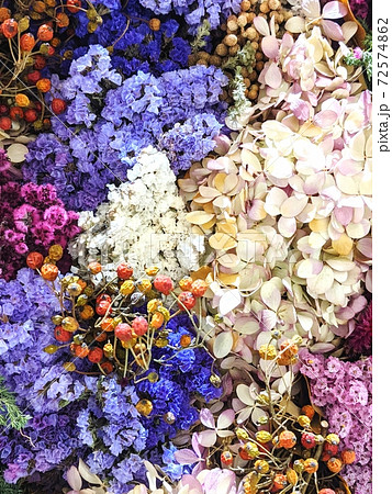 紫と白をメインにしたドライフラワーのテクスチャの写真素材