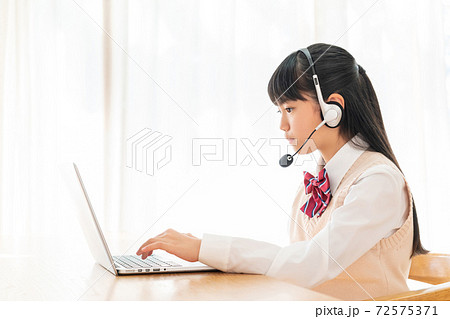 オンライン授業で勉強する中学生の女の子の写真素材