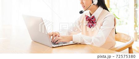 オンライン授業で勉強する中学生の女の子 オンライン授業で勉強する中学生の女の子 72575380