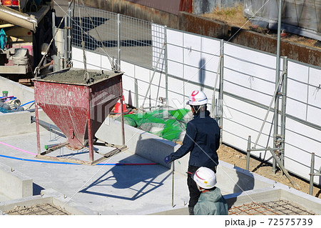 生コンを使った基礎工事 72575739