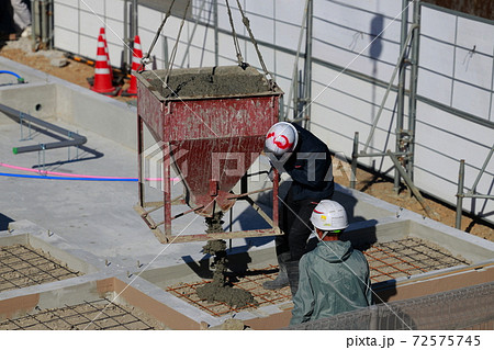 生コンを使った基礎工事 72575745