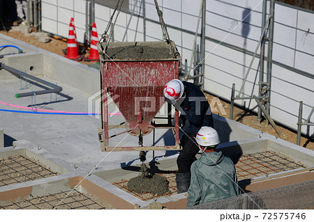 生コンを使った基礎工事 72575746