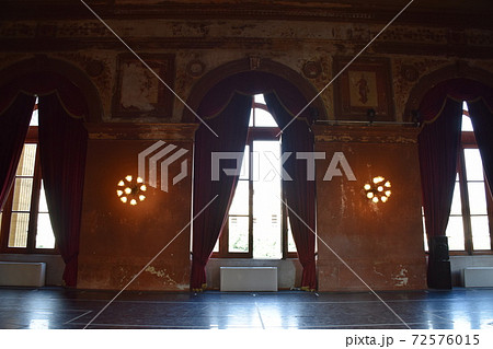イタリアパレルモのマッシモ劇場の建物内の窓 72576015
