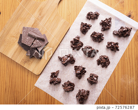 手作りクランチチョコレート 手作りクランチチョコレート 72576287