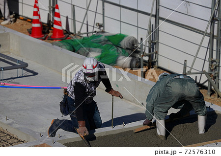 建設現場で働く技能実習生 72576310