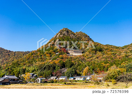滋賀県東近江市 全山紅葉している太郎坊宮の遠景 滋賀県東近江市 全山紅葉している太郎坊宮の遠景 72576396