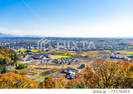 滋賀県東近江市 太郎坊宮の中腹から見下ろす東近江市とかわらけ投げのハート型の穴 滋賀県東近江市 太郎坊宮の中腹から見下ろす東近江市とかわらけ投げのハート型の穴 72576403
