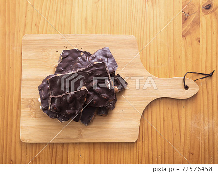 割れチョコレート　アーモンドチョコレート 72576458