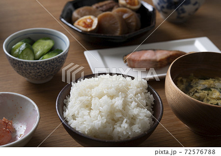 焼き鮭と炊きたてごはんの食卓 焼き鮭と炊きたてごはんの食卓 72576788