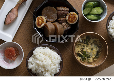 焼き鮭と豚の角煮の食卓 72576792