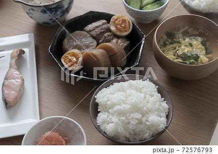 焼き鮭と、豚の角煮の食卓 72576793