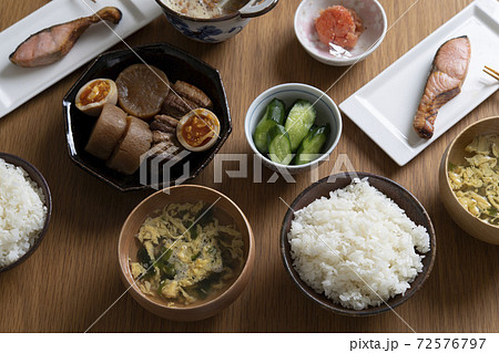 焼き鮭と、豚の角煮の食卓 72576797
