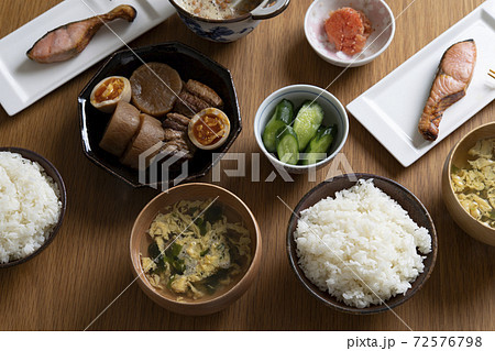 焼き鮭と角煮の食卓 72576798