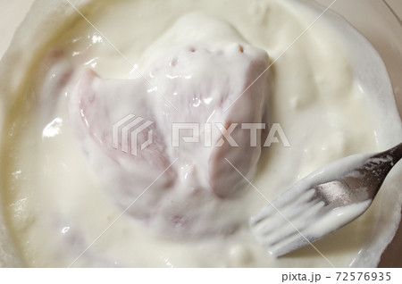 鶏胸肉をヨーグルトに漬ける 72576935