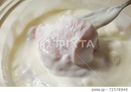 鶏胸肉をヨーグルトに漬ける 72576940