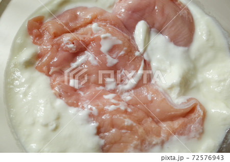 鶏肉をヨーグルトに漬け込む 鶏肉をヨーグルトに漬け込む 72576943
