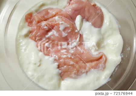 鶏肉をヨーグルトに漬け込む 鶏肉をヨーグルトに漬け込む 72576944