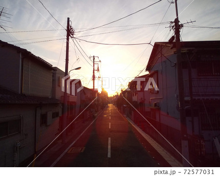 夕暮れの路地裏 夕暮れの路地裏 72577031