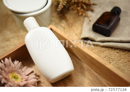 化粧品のボトル 72577136