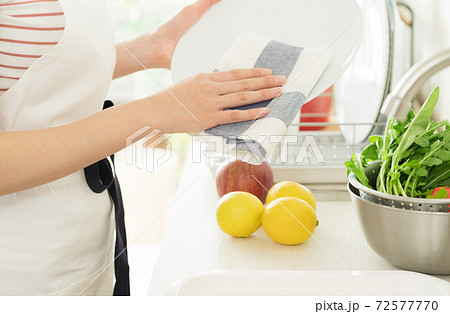 キッチンで家事をする女性の手もと キッチンで家事をする女性の手もと 72577770