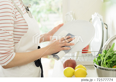 キッチンで家事をする女性の手もと 72577774