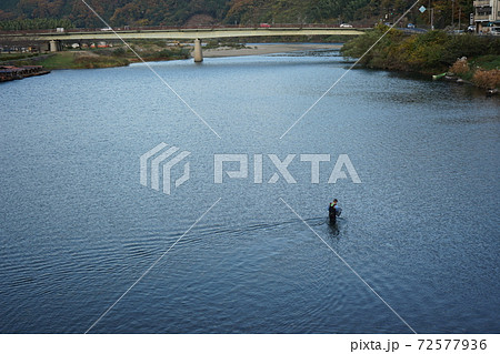 錦帯橋　錦川上流側で魚釣り 72577936