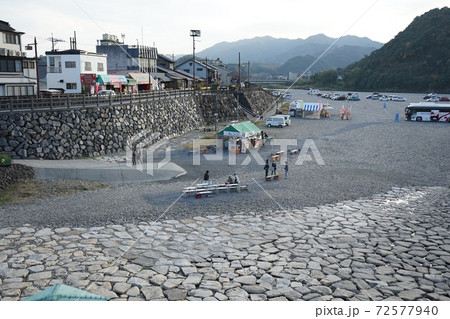 錦帯橋のそば錦川砂洲に観光バス 72577940