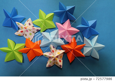 折り紙で作った手作りの星の写真素材